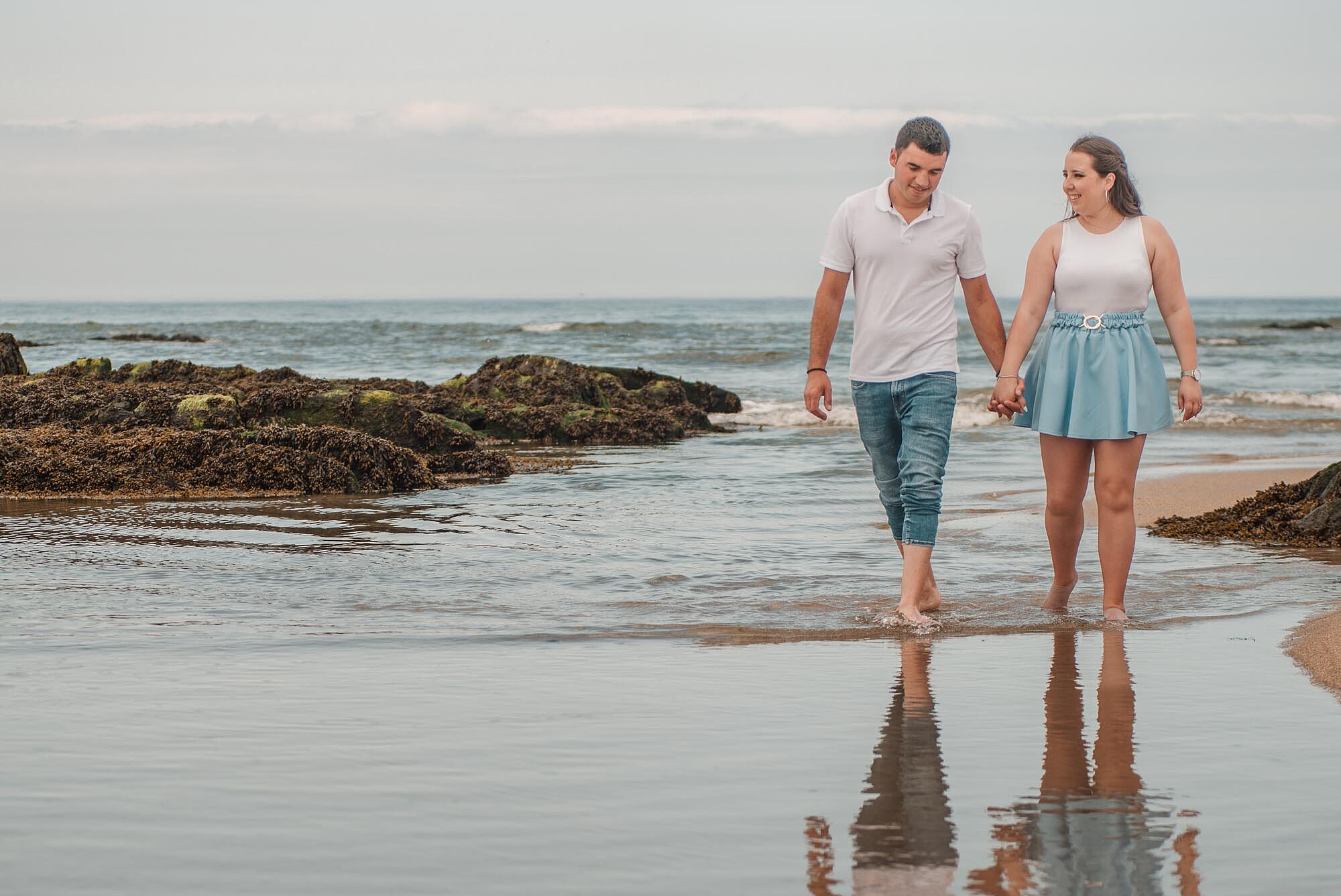 Casal a caminhar sobre a &aacute;gua