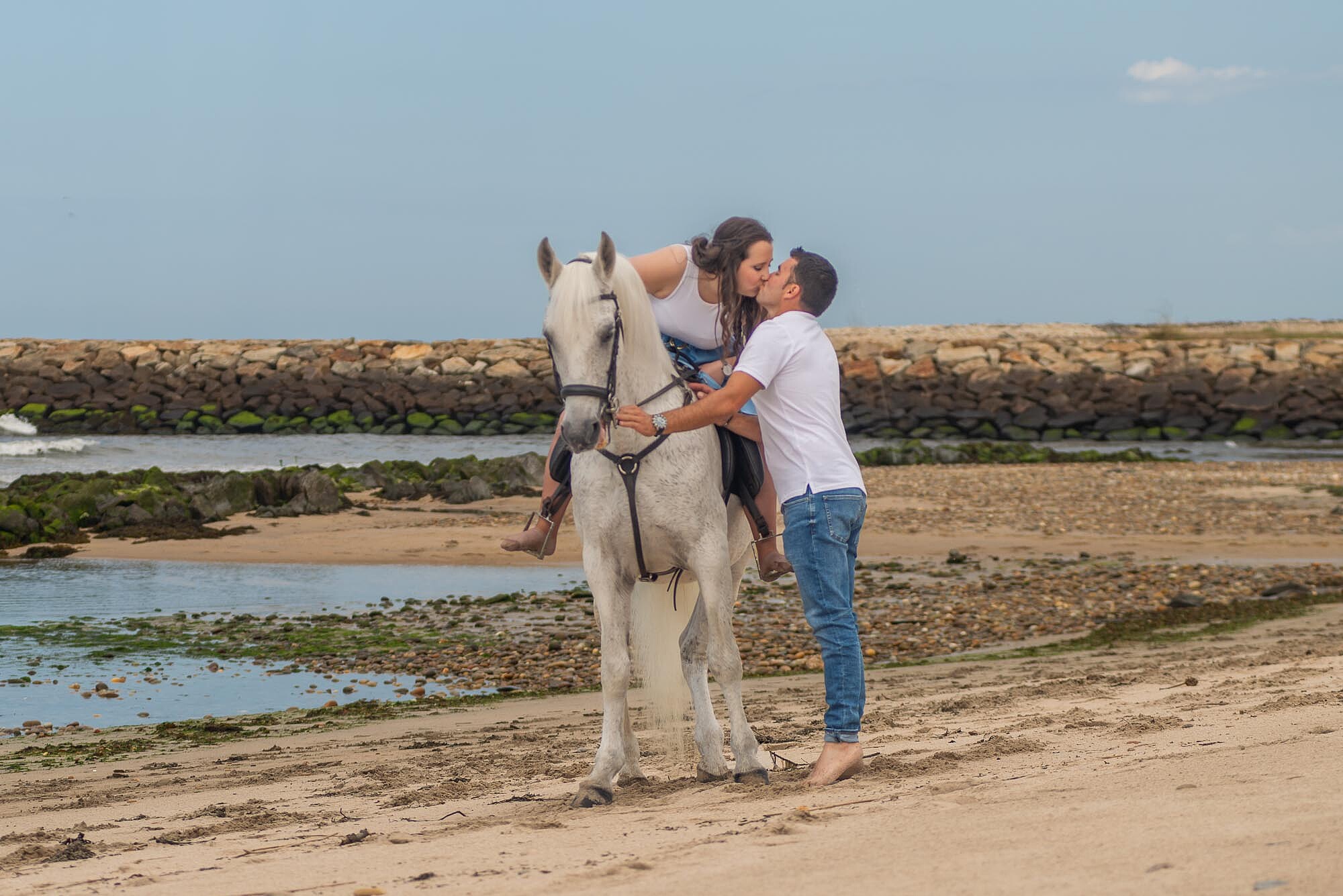 Mulher em cima do cavalo a dar um beijo ao namorado