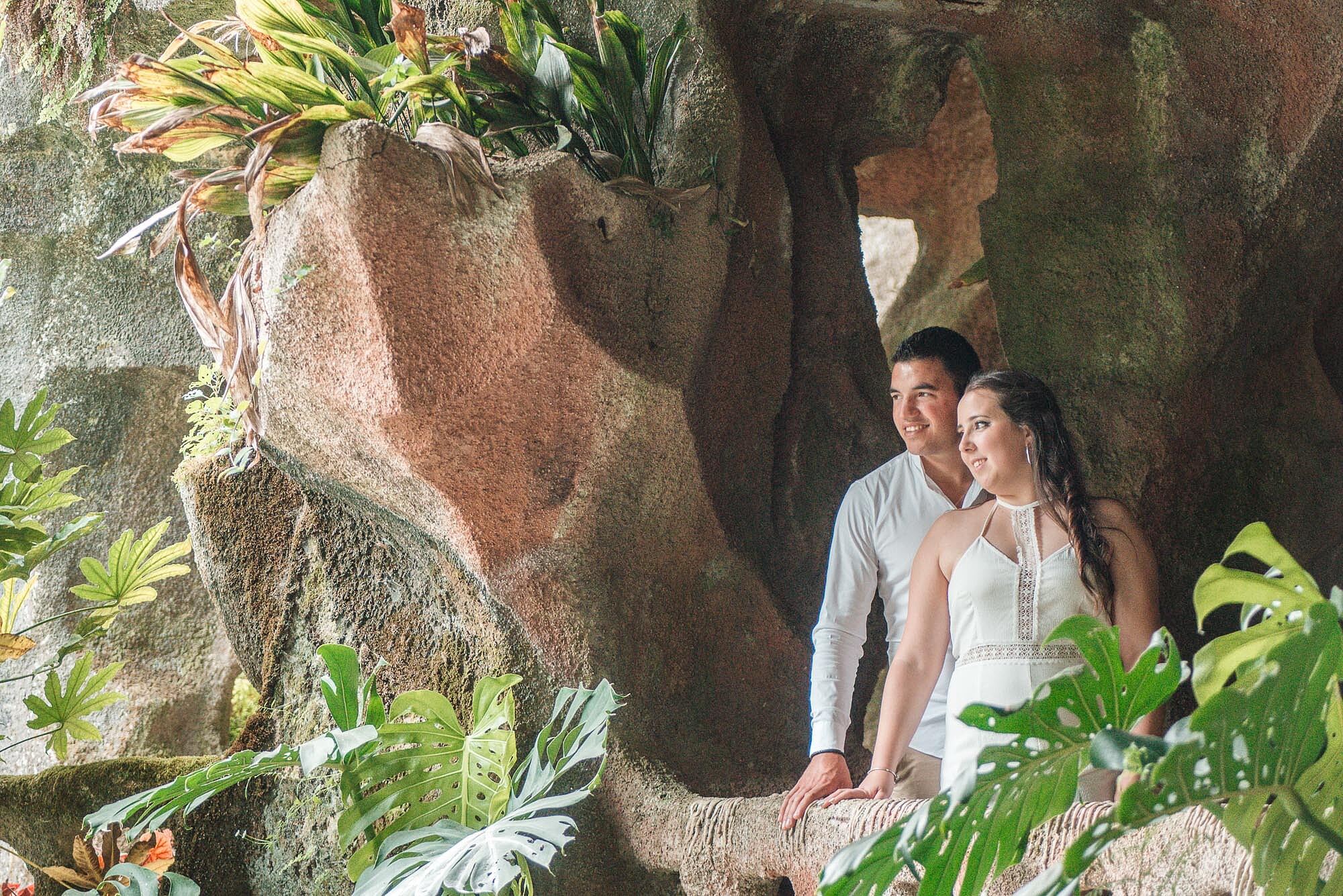 Casal a ver a vista atrav&eacute;s da caverna