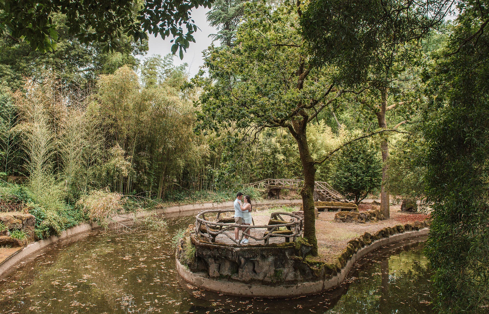 Casal no jardim do Pal&aacute;cio de Cristal