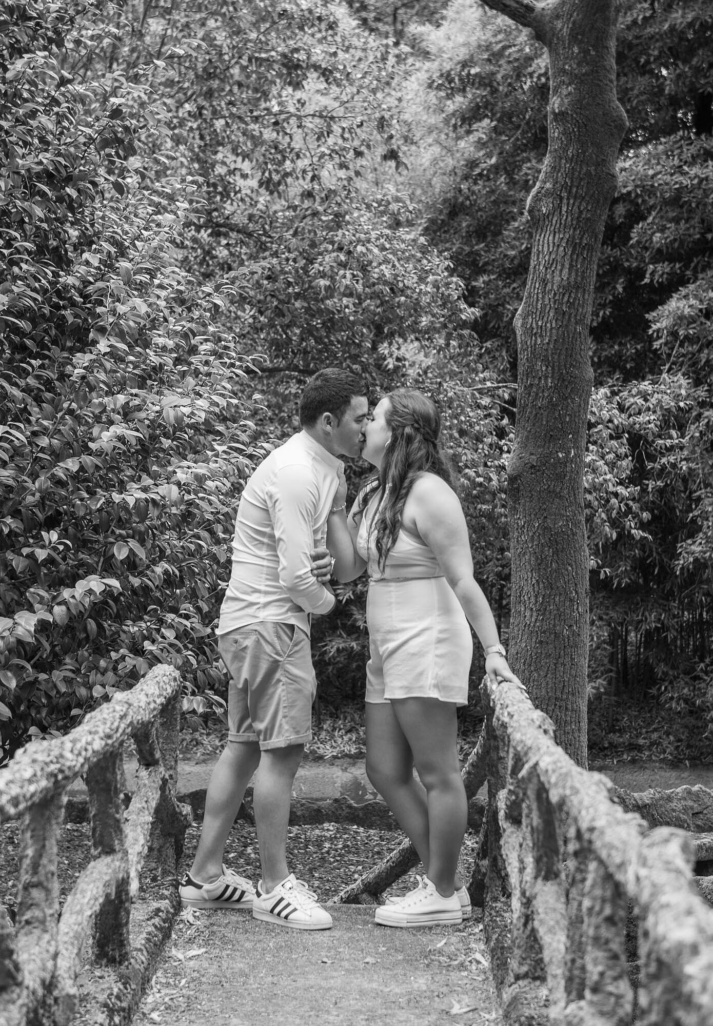 Casal a dar um beijo no meio da ponte