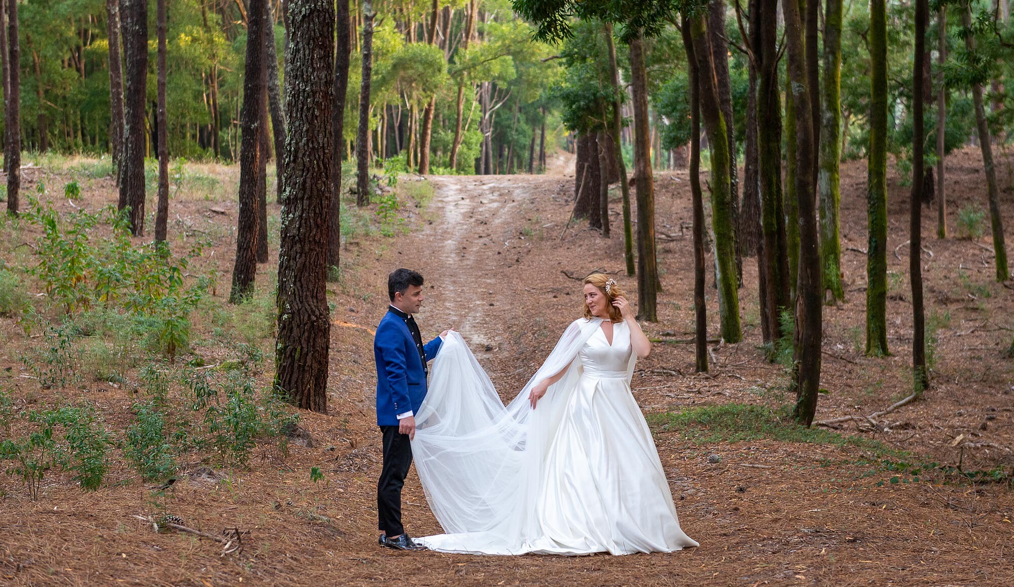 Mulher a olhar para o Esposo enquanto ele segura no vestido