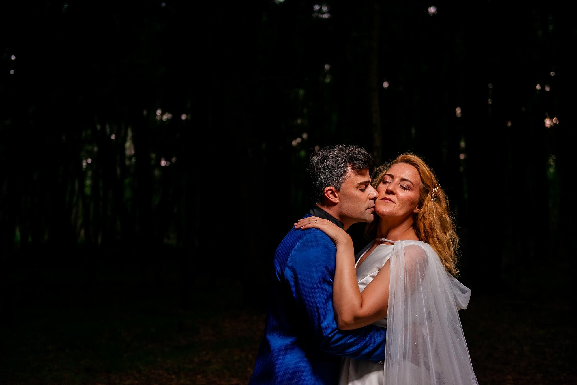 Homem com a cara encostada da Esposa enquanto se abraçam