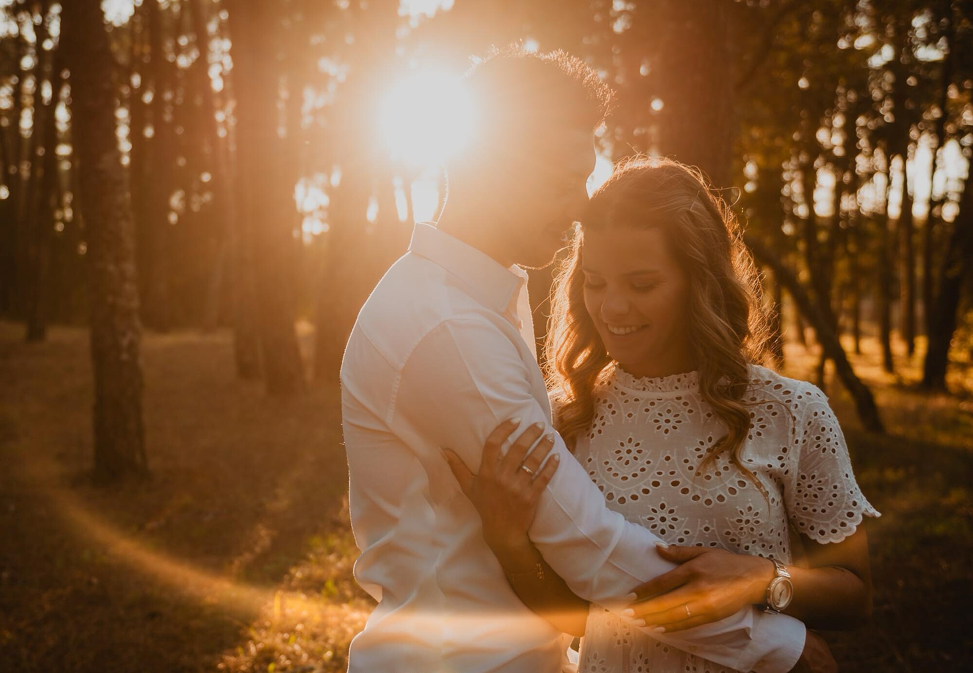 Mulher a segurar no braço do Namorado