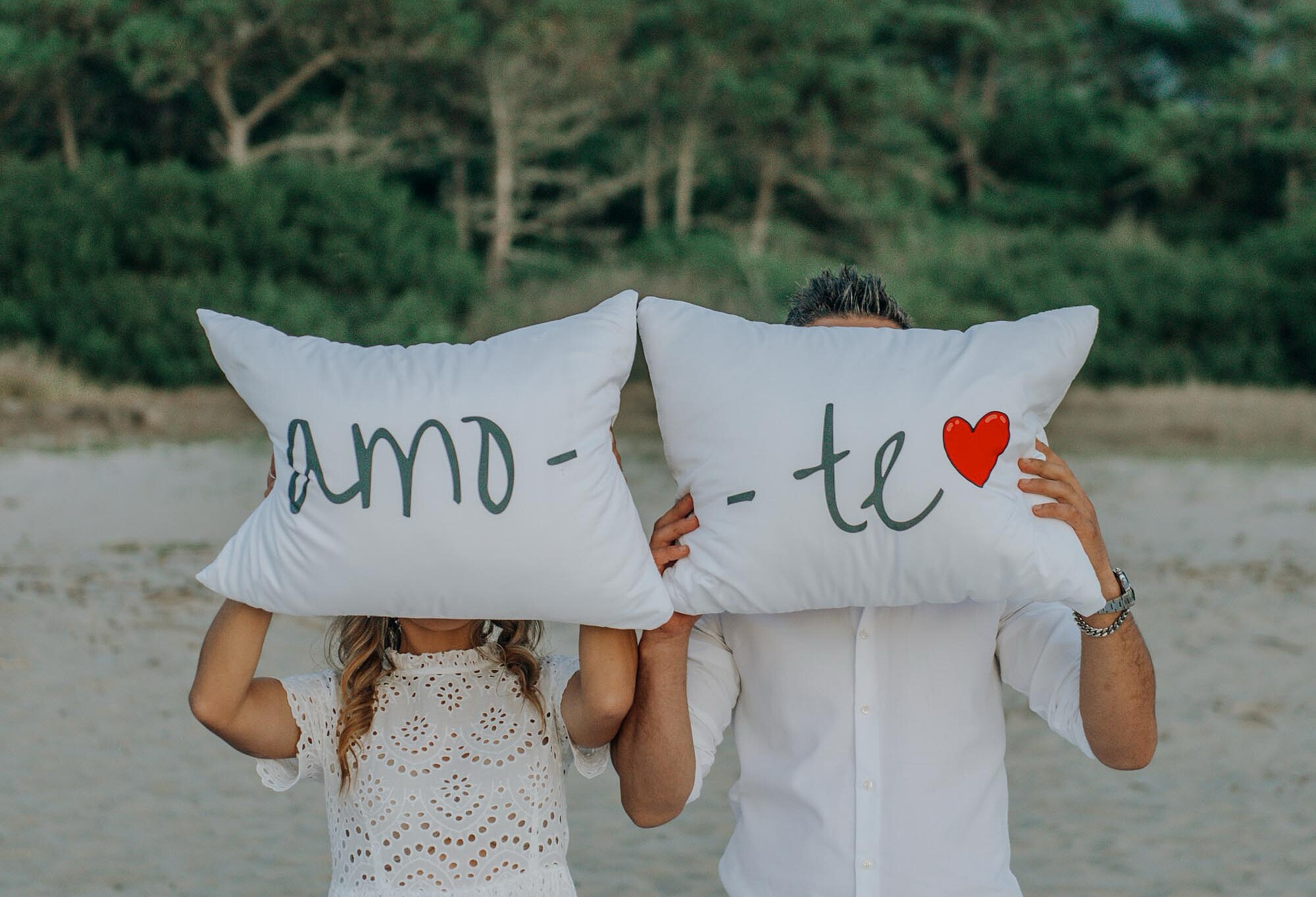 Casal a segurar na almofada a dizer ""amo-te ❤️"
