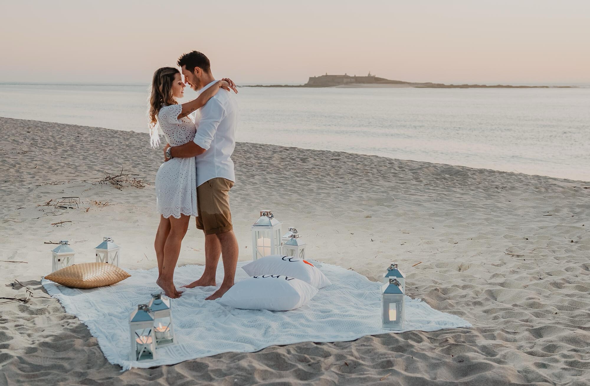 Casal em pé em cima da toalha juntos um ao outro