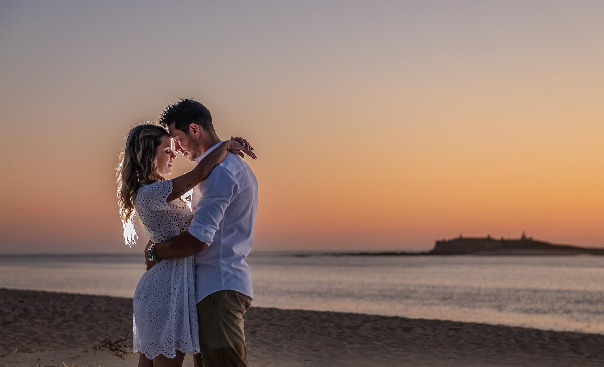 Casal juntos a dançarem na praia