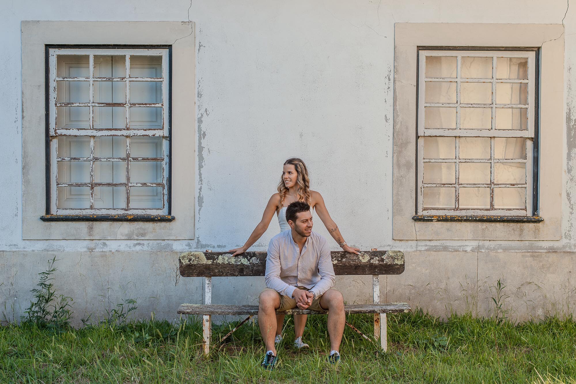 Casal sentado no banco