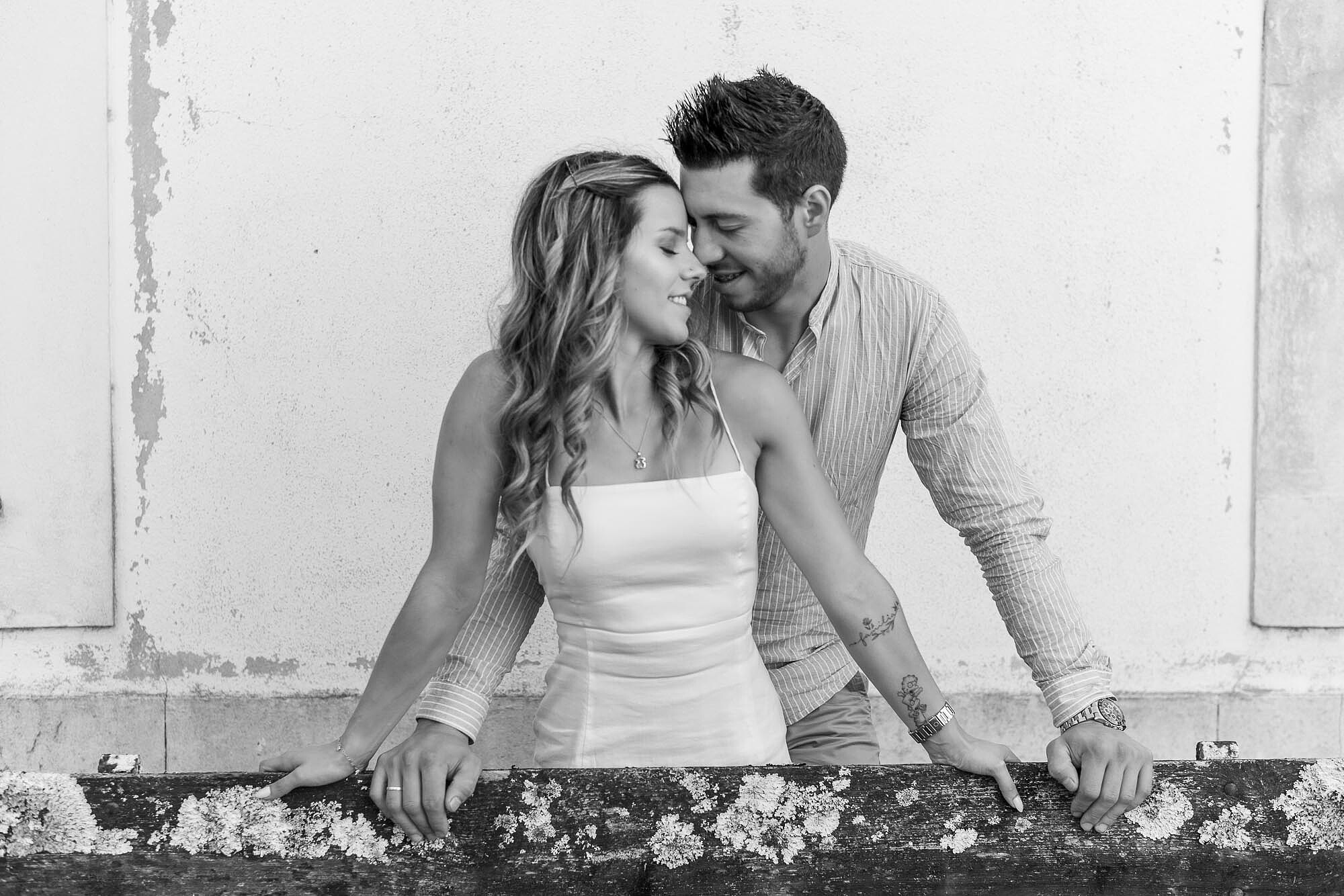 Casal com a testa encostada uma na outra