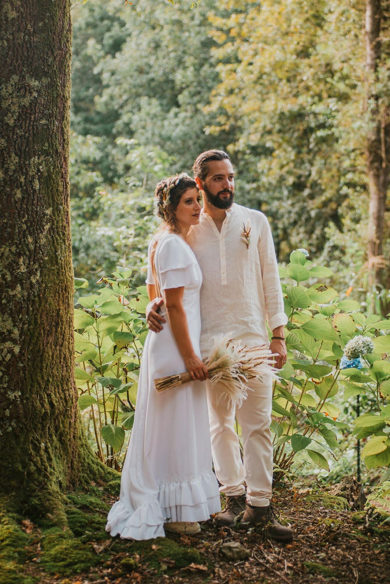 elopement wedding de noivos calçados com botas