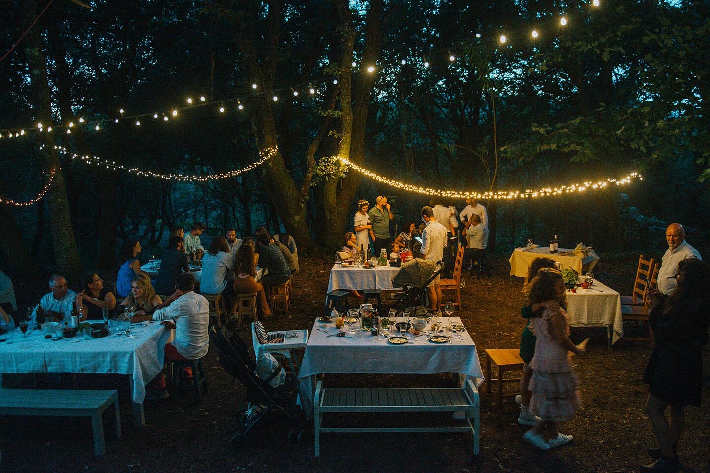 festa de casamento ao ar livre durante a noite
