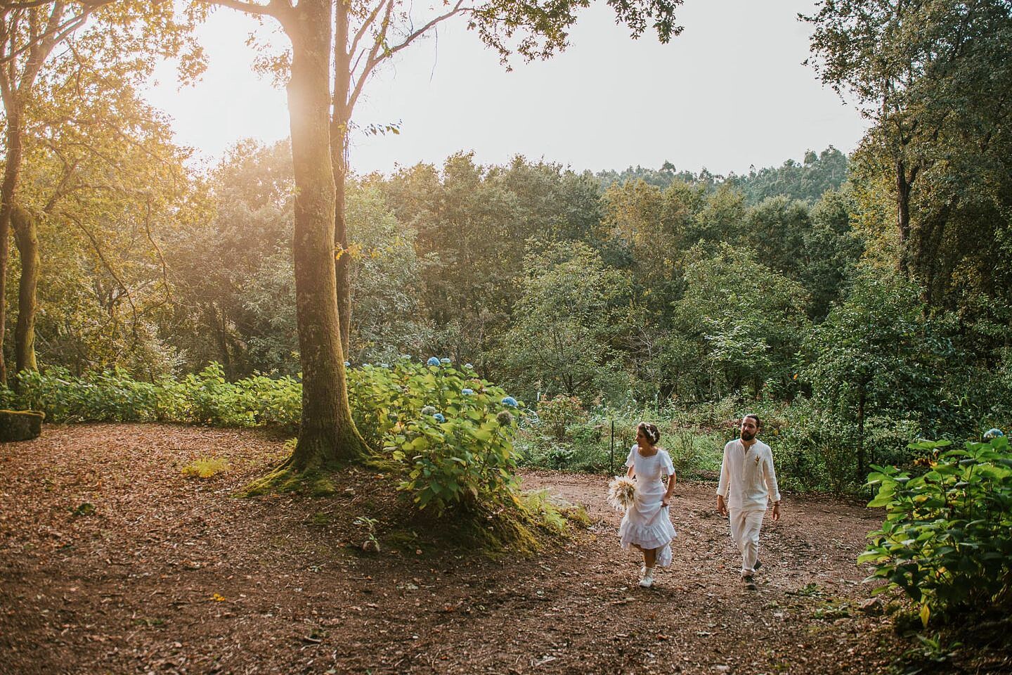noivos a caminhar elopement wedding