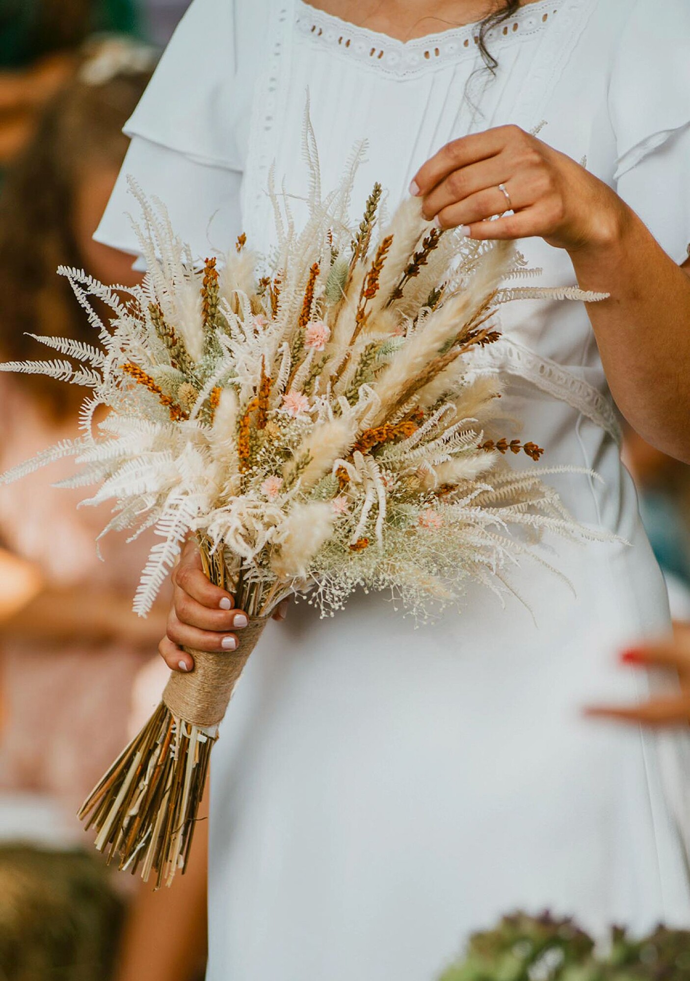 ramos de flores silvestres para o casamento da noiva