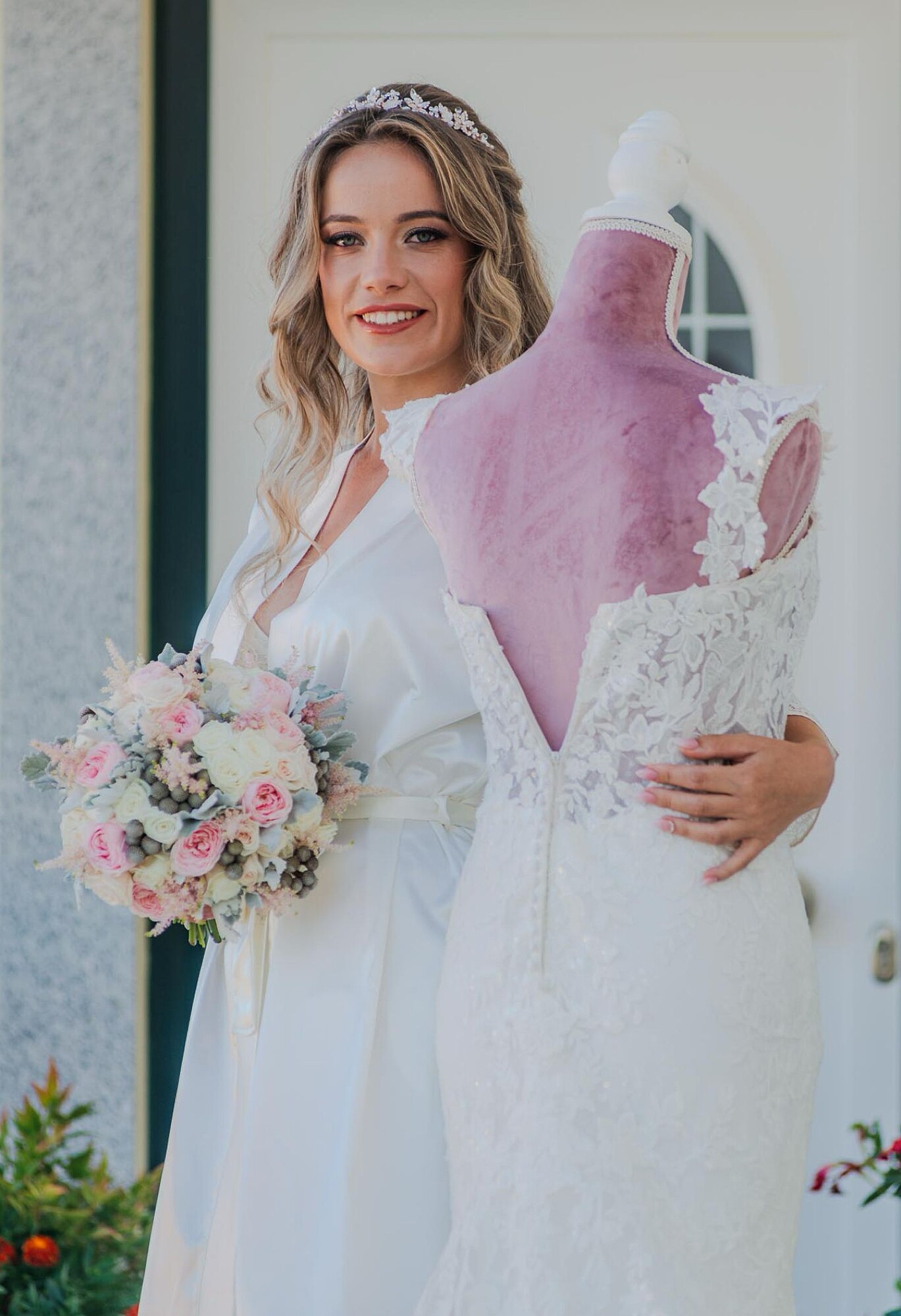 a abraçar o vestido no dia do casamento