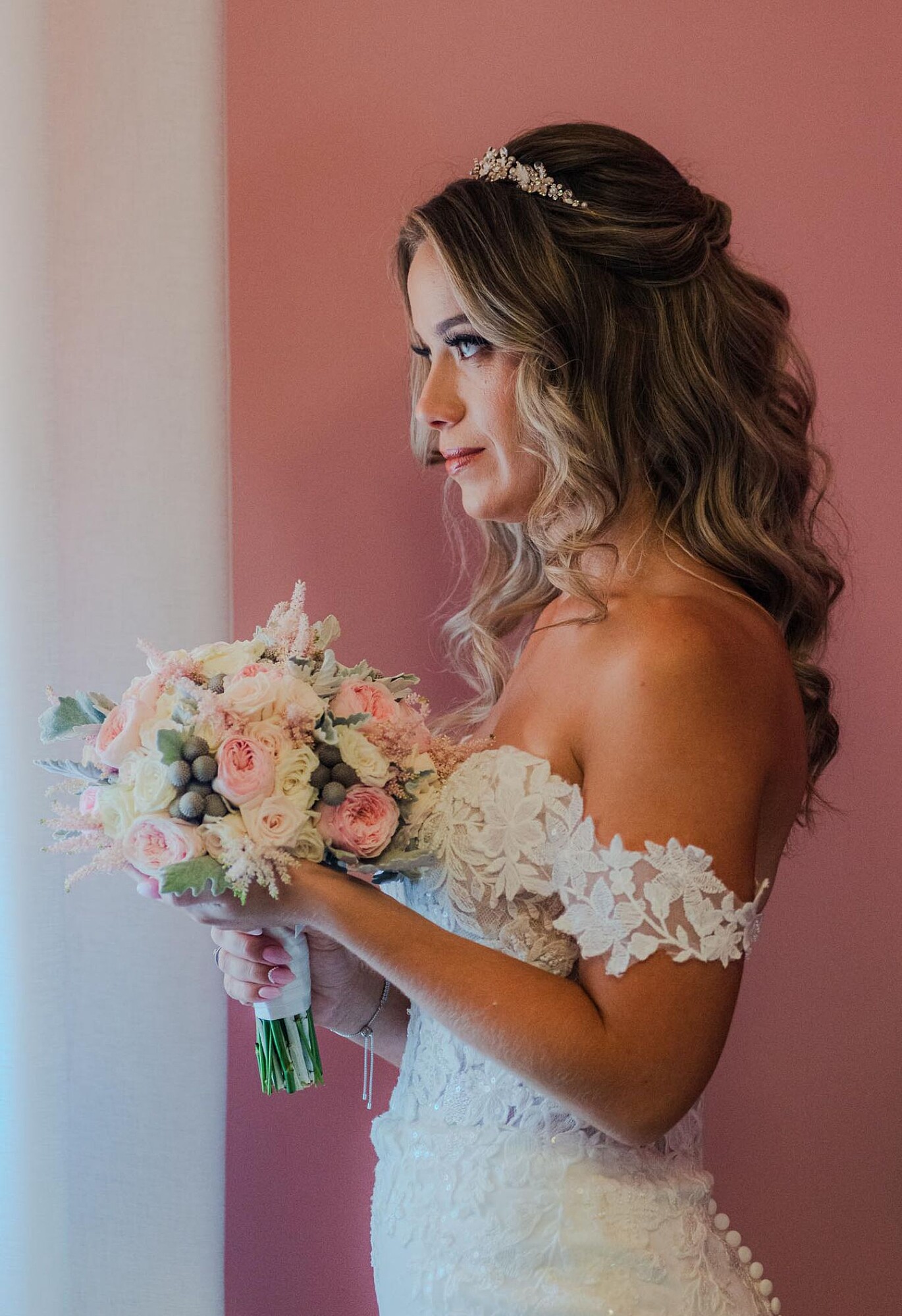 bouquet de flores e a noiva no dia do casamento