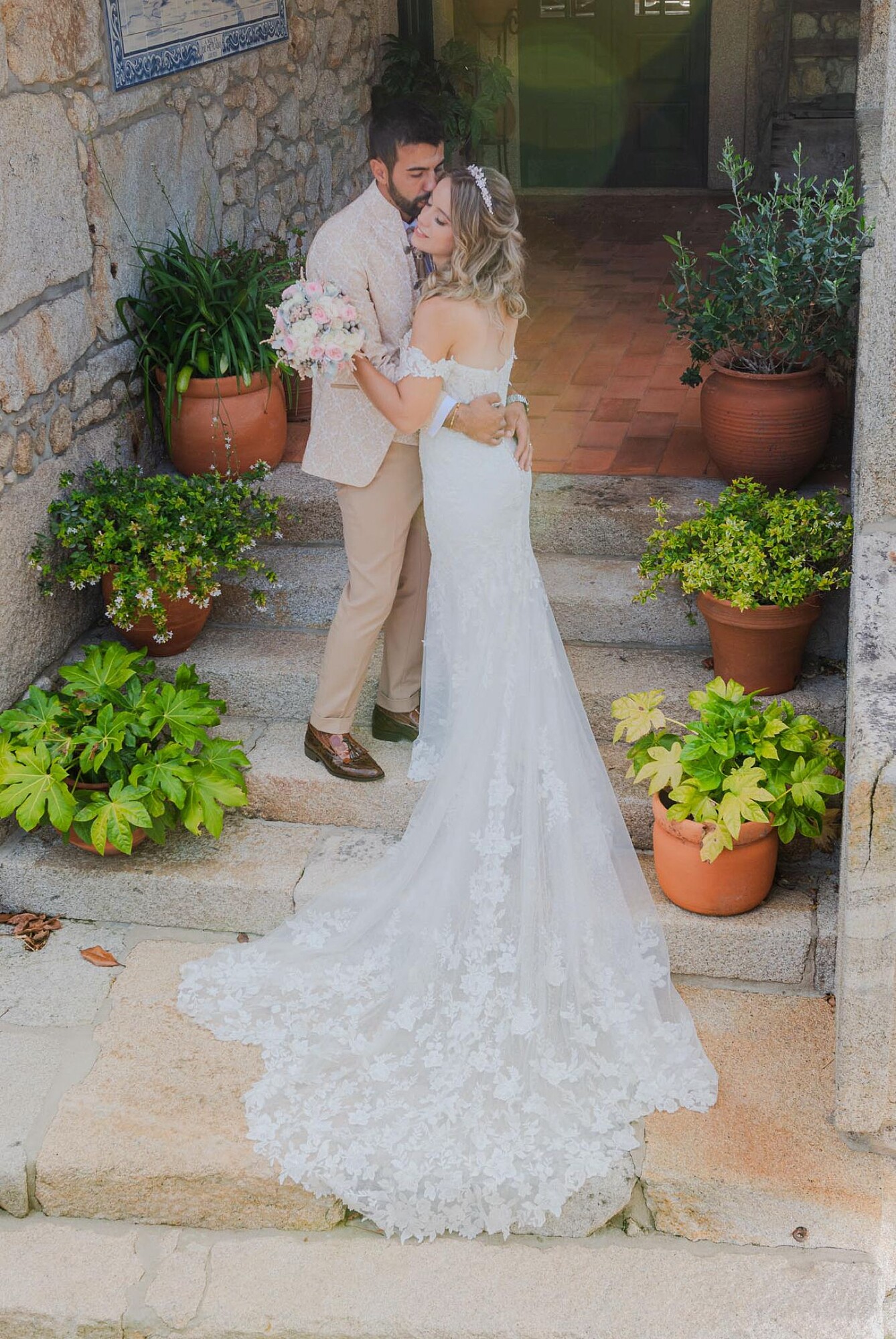 longo vestido da noiva em mini sessão pela quinta no dia do casamento