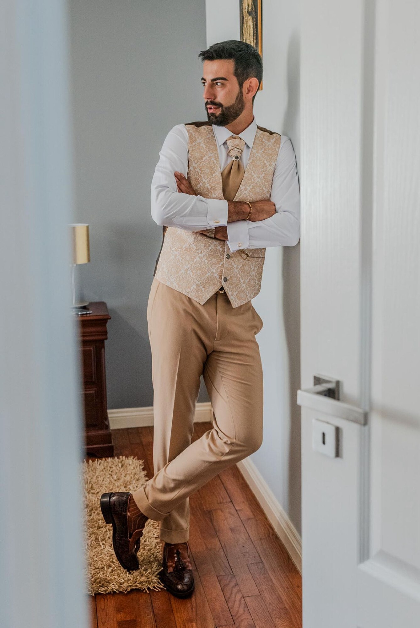 noivo em pose para a foto