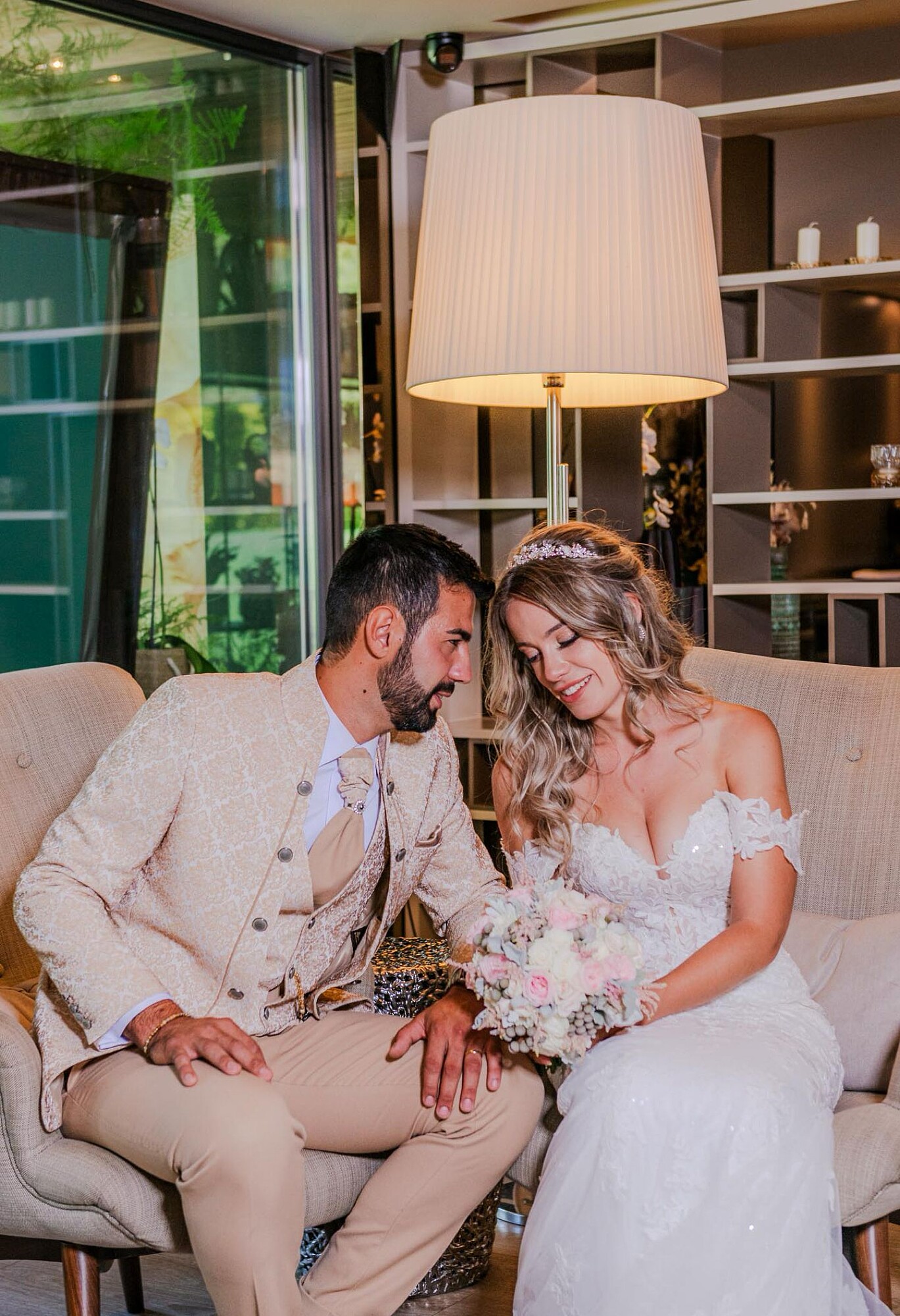 noivos sentados com abajur atrás