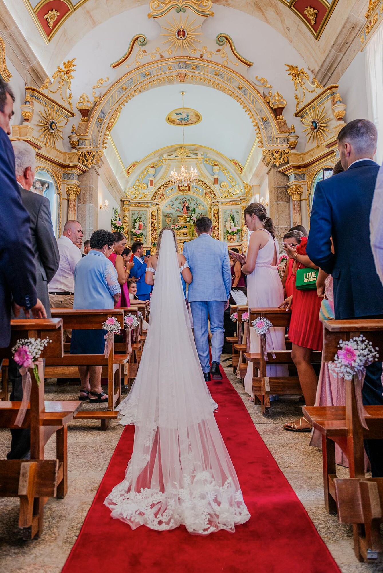 véu da noiva a entrar na capela