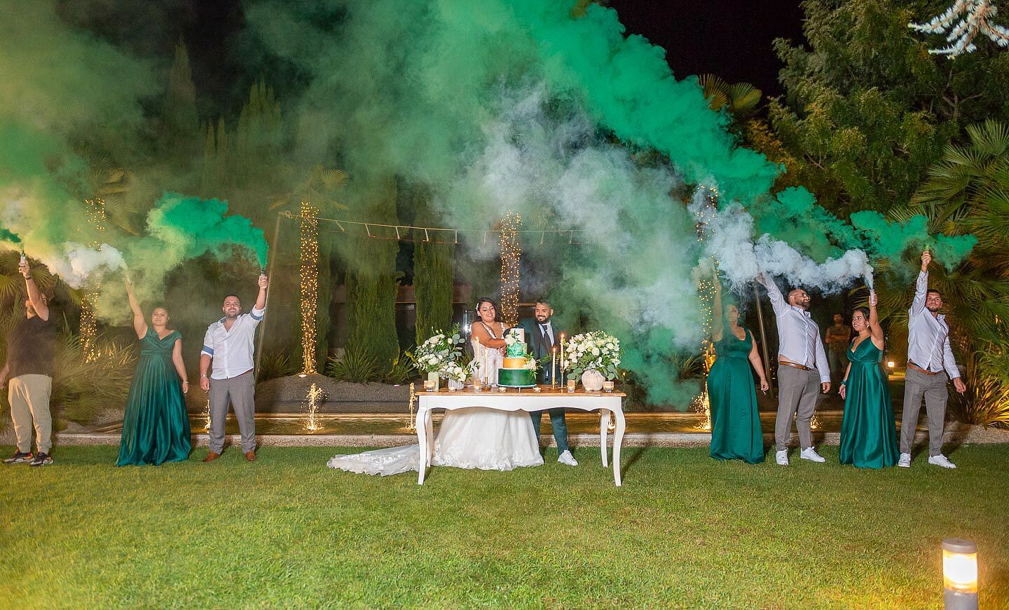 Corte do bolo com fumos coloridos