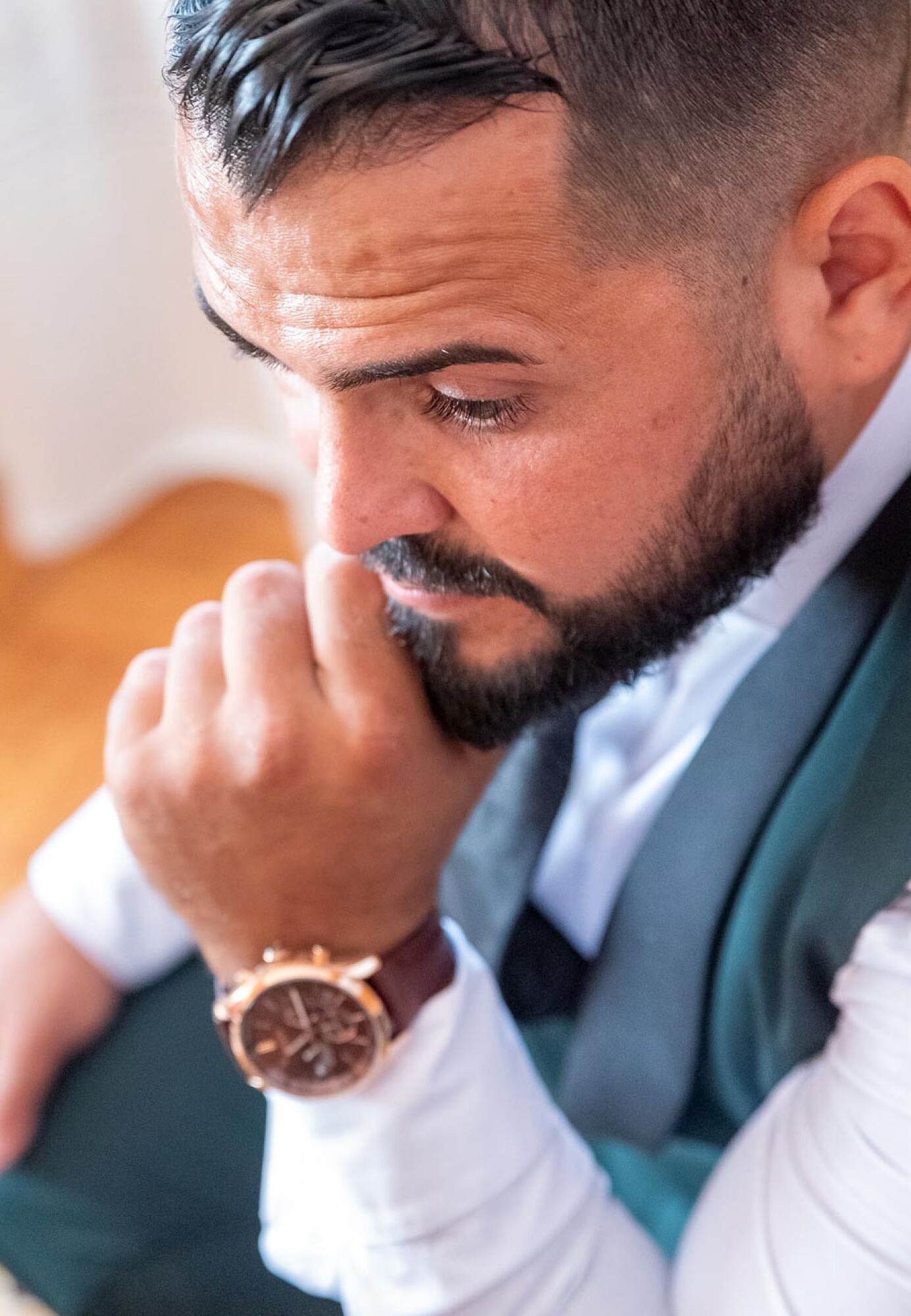 Noivo em pose com reogio no pulso