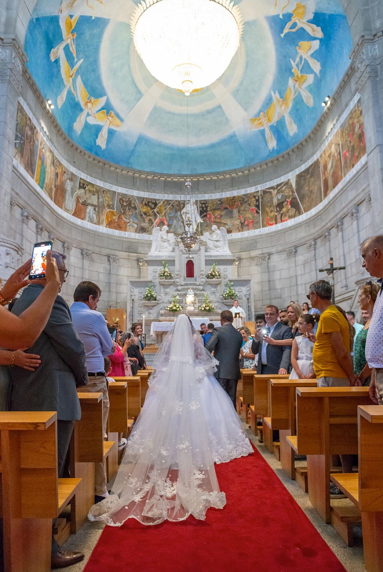 noiva a caminhar em direção ao altar. de santa luzia em viana do castelo