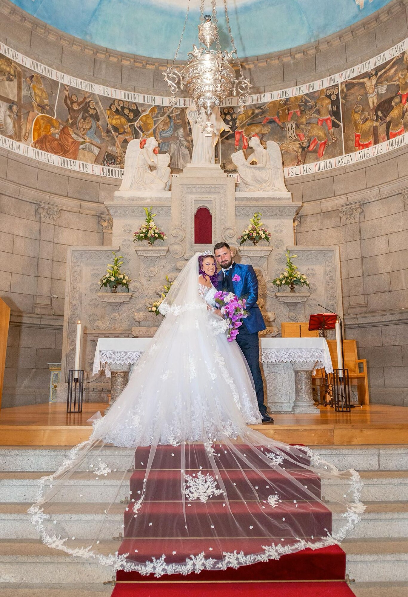 Noiva com véu grande no ia do casamento no altar de santa luzia