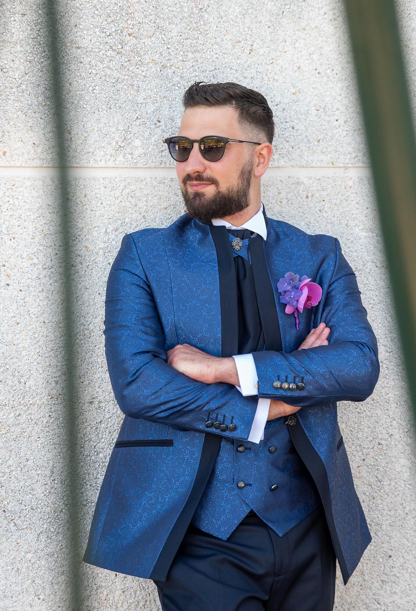 Noivo de fato azul e oculos escuros