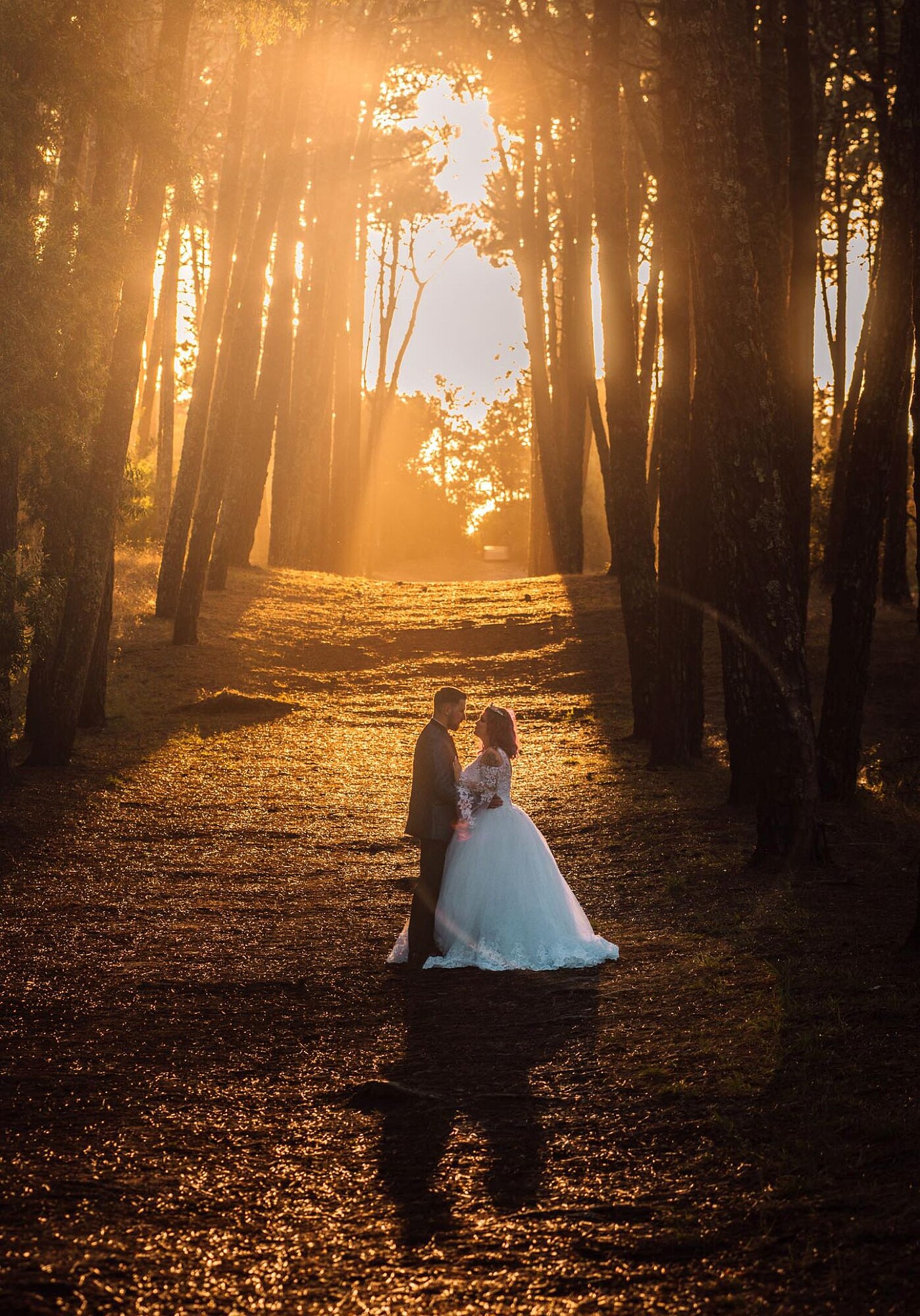 Noivos ao final da tarde em sessão com luz dourada na mara do camarido