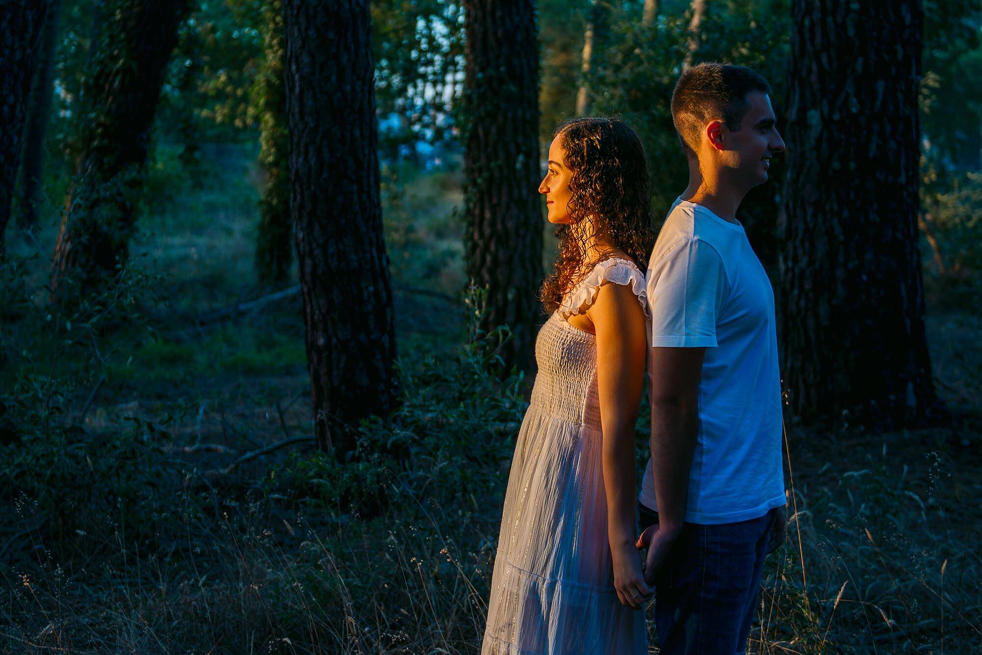 a luz na cara dos namorados ao fim da tarde