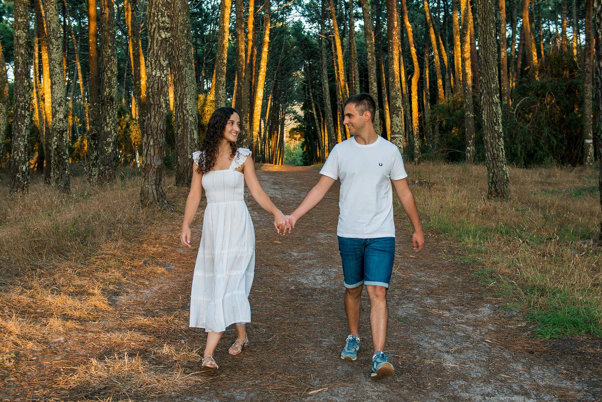 namorados a caminhar na floresta