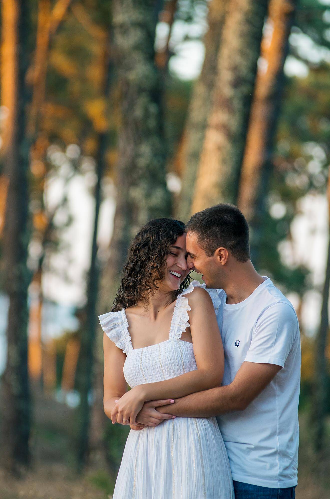 namorados em pose de ternura