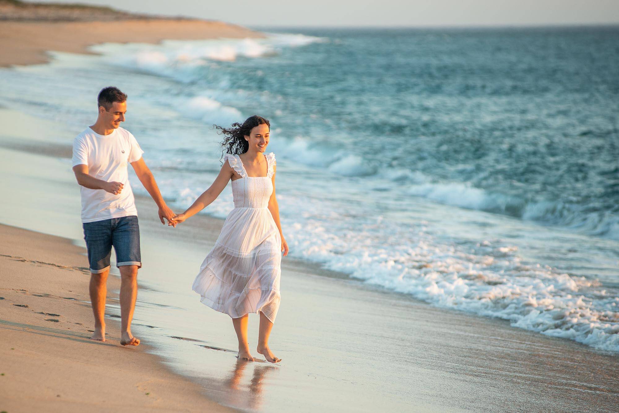 caminhar na praia ao final da tarde