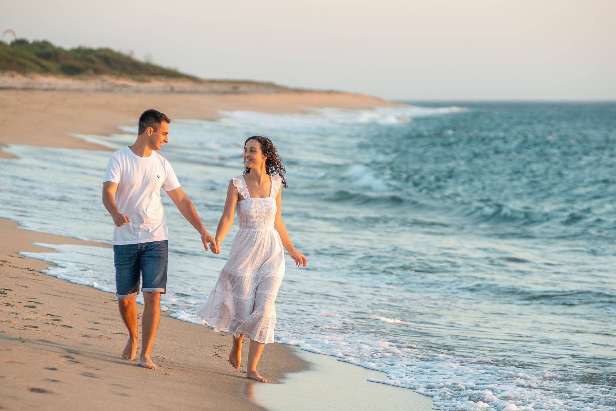 namorados a correr na praia