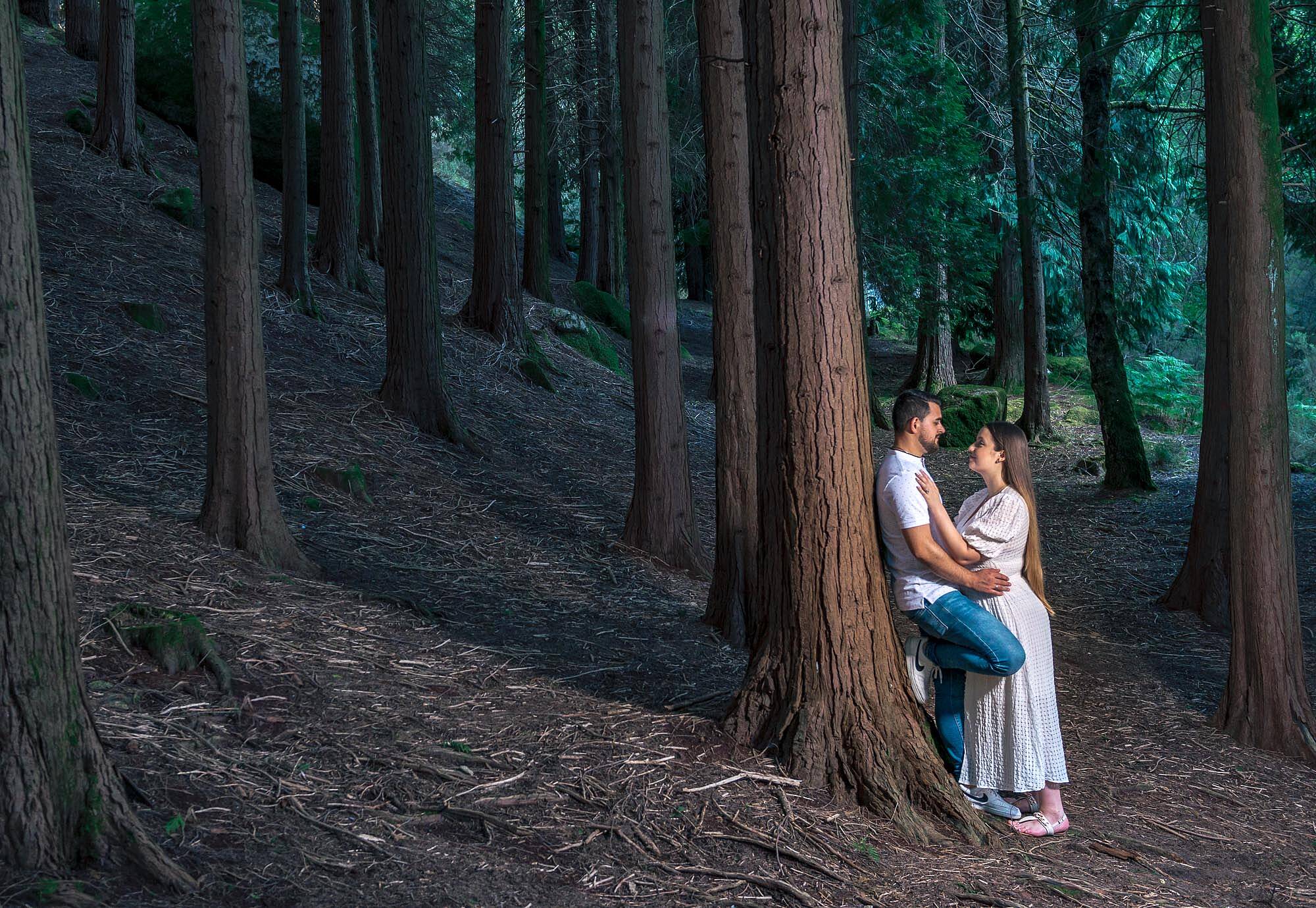 ENCOSTADOS A UMA ARVORE EM SESSÃO DE FOTOGRAFIAS