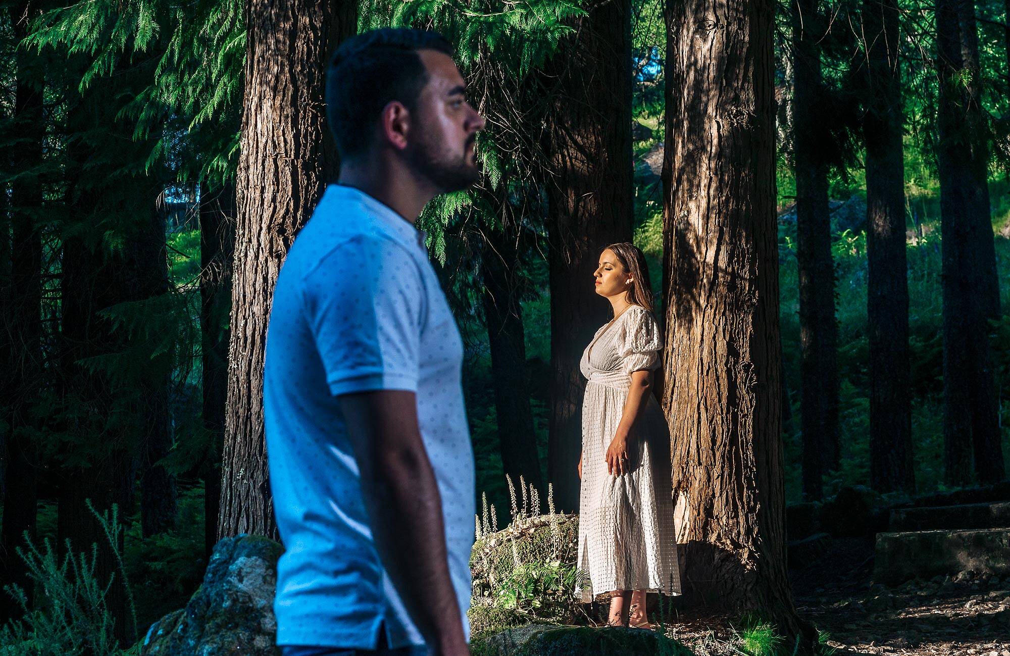 NAMORADA Á LUZ DO SOL ENQUANTO NAMORADO NA SOMBRA