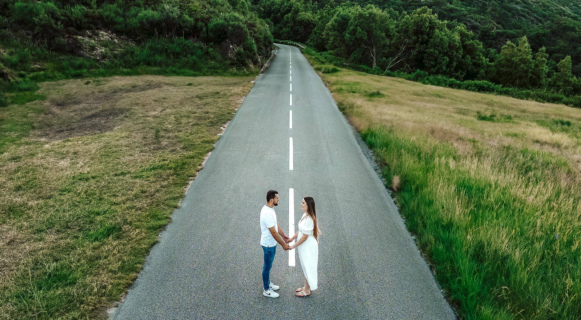 IMAGEM DE DRONE DE NAMORADOS EM SESSÃO DE FOTOS