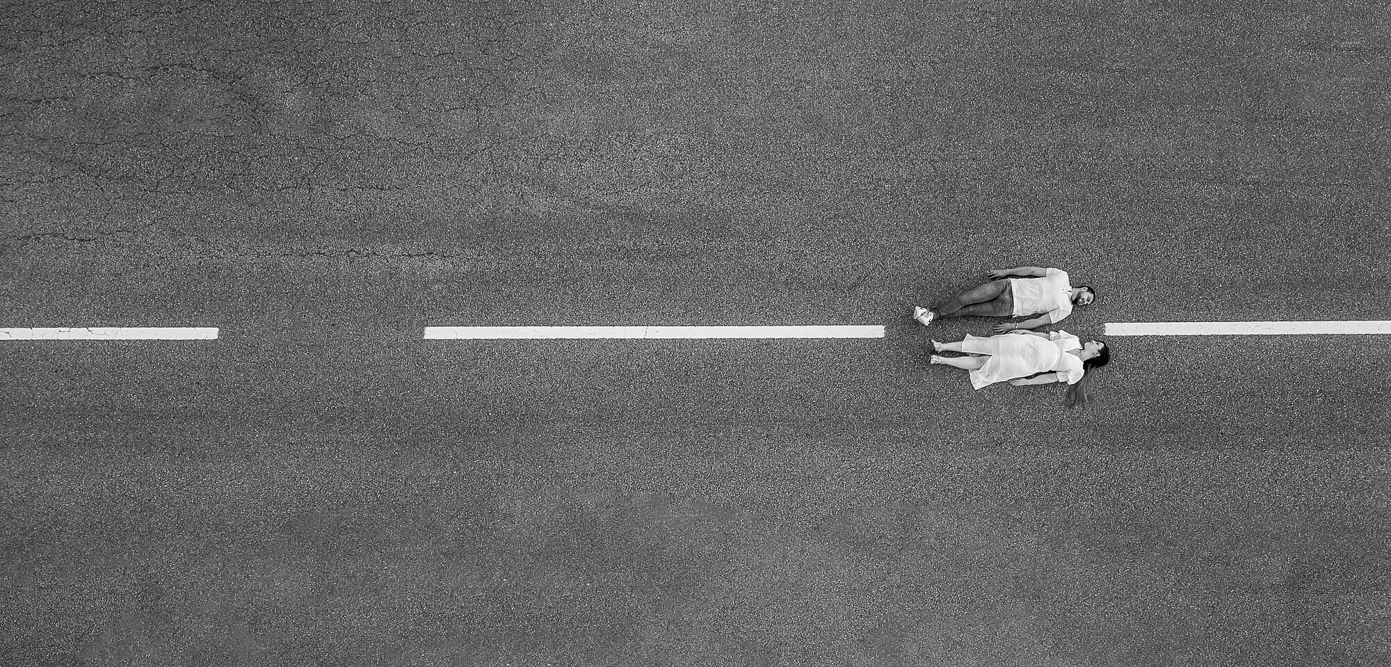 FOTOGRAFIA DE DRONE COM NOIVOS NA ESTRADA