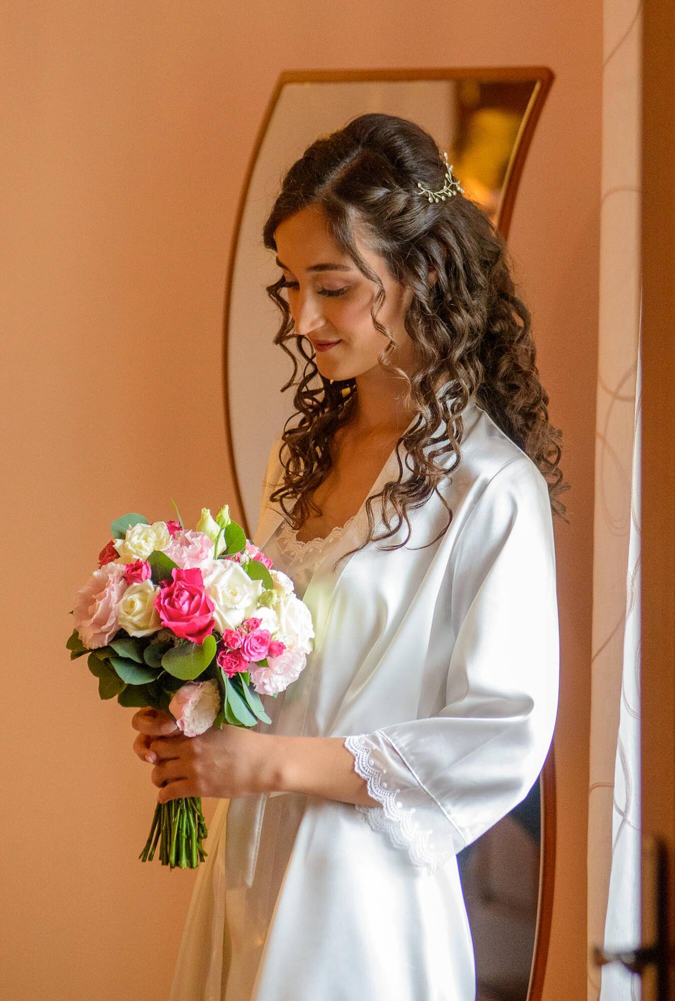 Noiva a olhar para o buque de flores