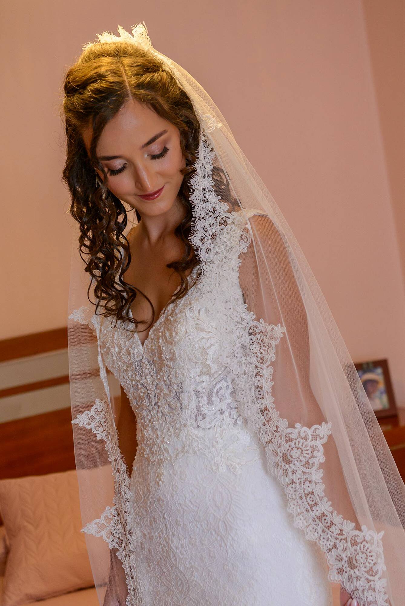 Noiva a olhar para o véu