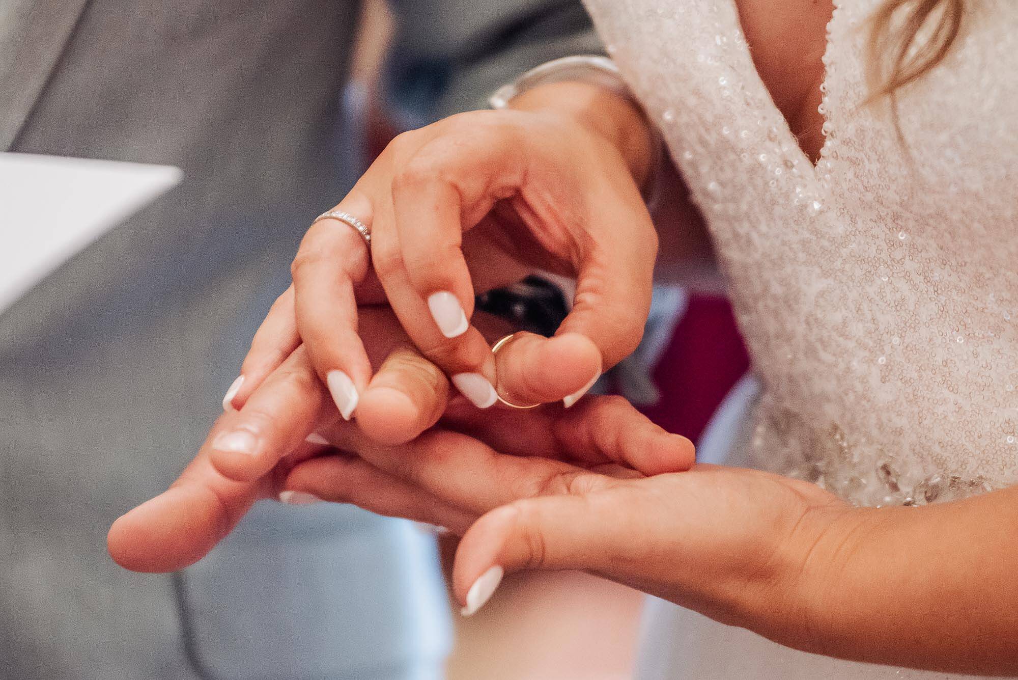 aliança a entrar no dedo