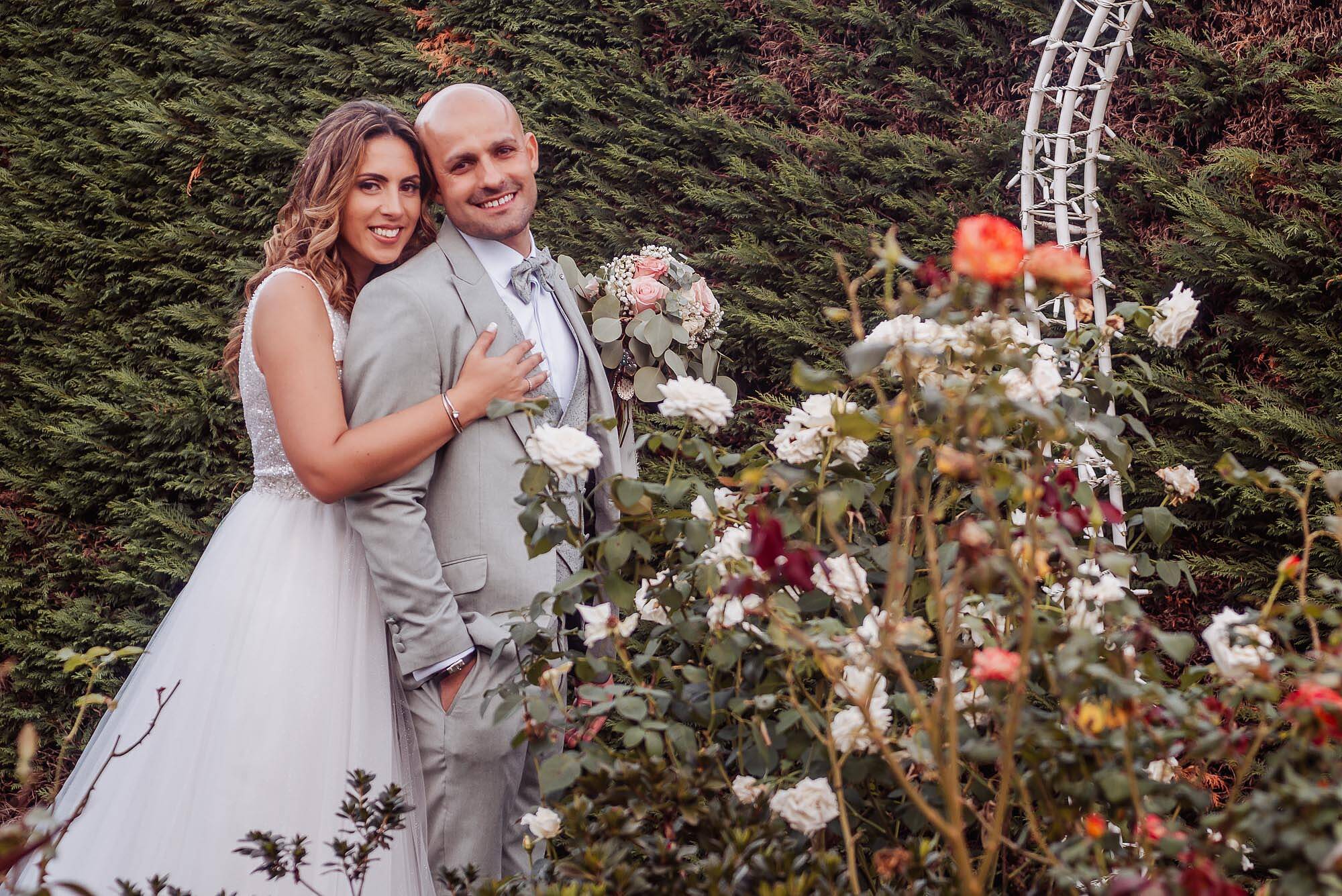 casamel de noivos juntoa a flores