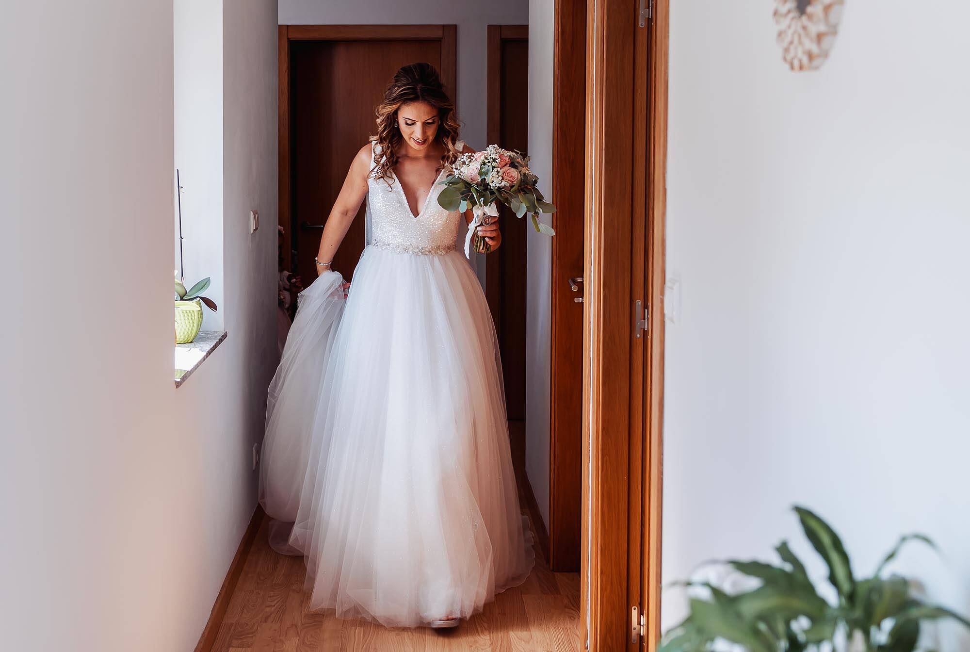 noiva a caminhar no corredor