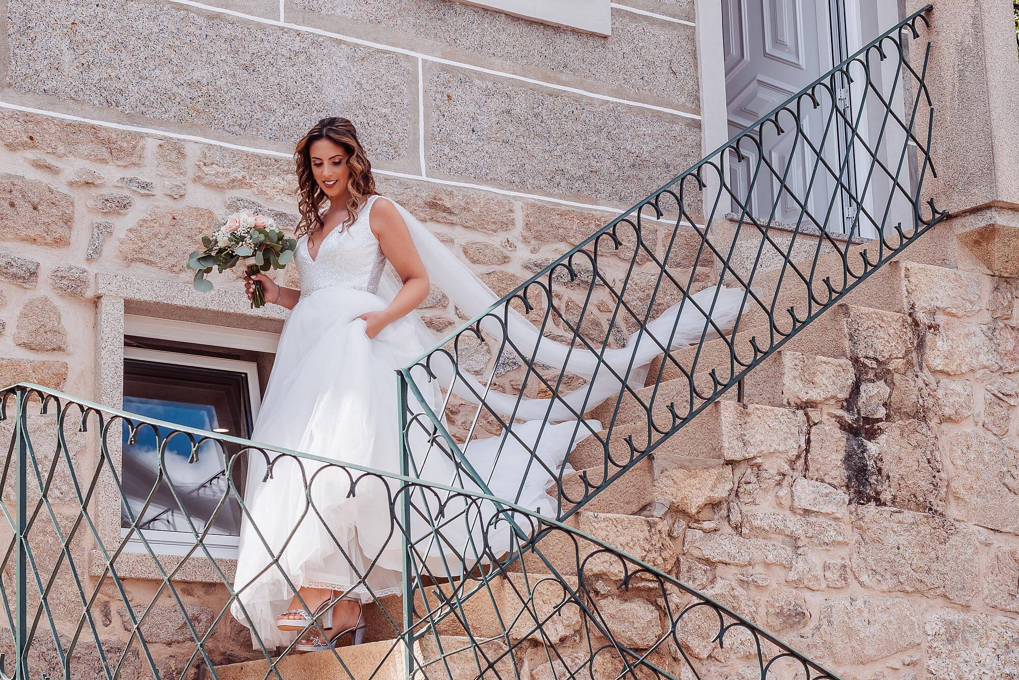 noiva a descer escadas no dia do seu casamento