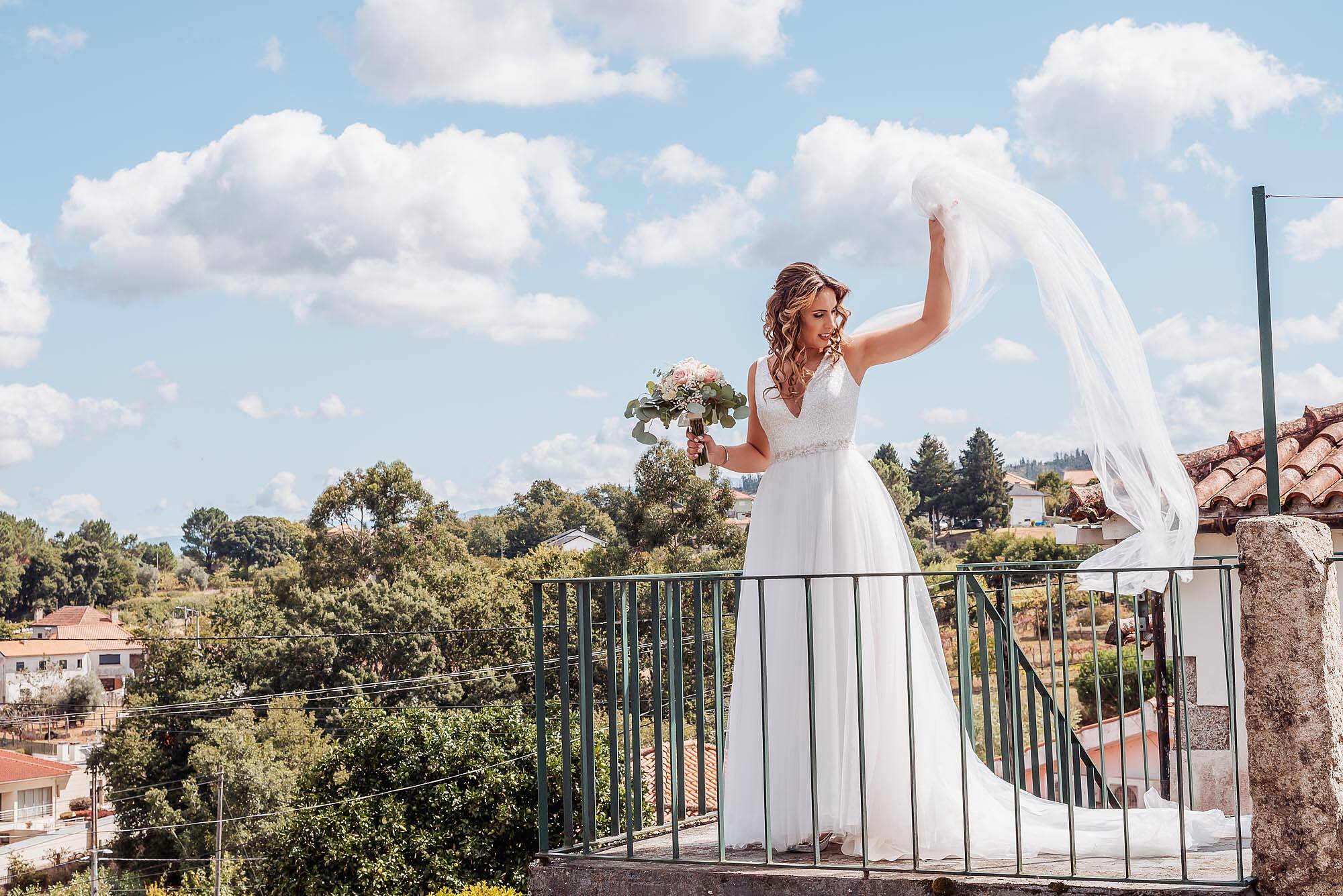 noiva a esvoaçar o seu véu
