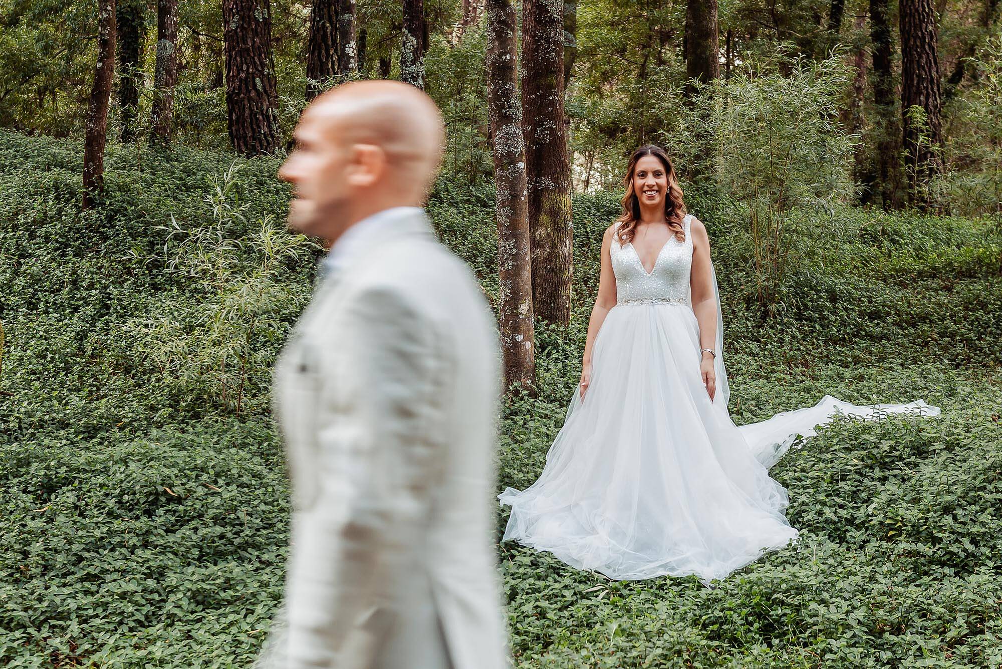 noiva a olhar para noivo a passar