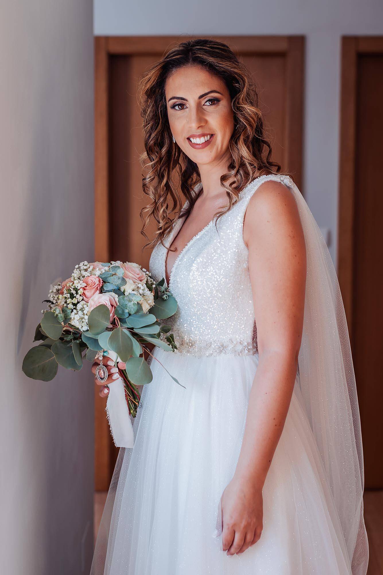 noiva a posar para fotografia com bouquet na mão