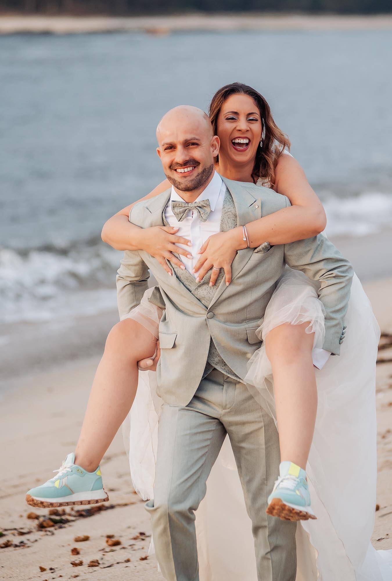 noiva às cavalitas do noivo