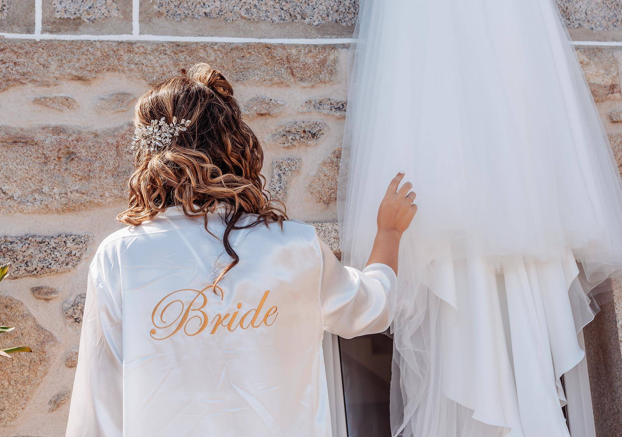 noiva com robe de cetim bride