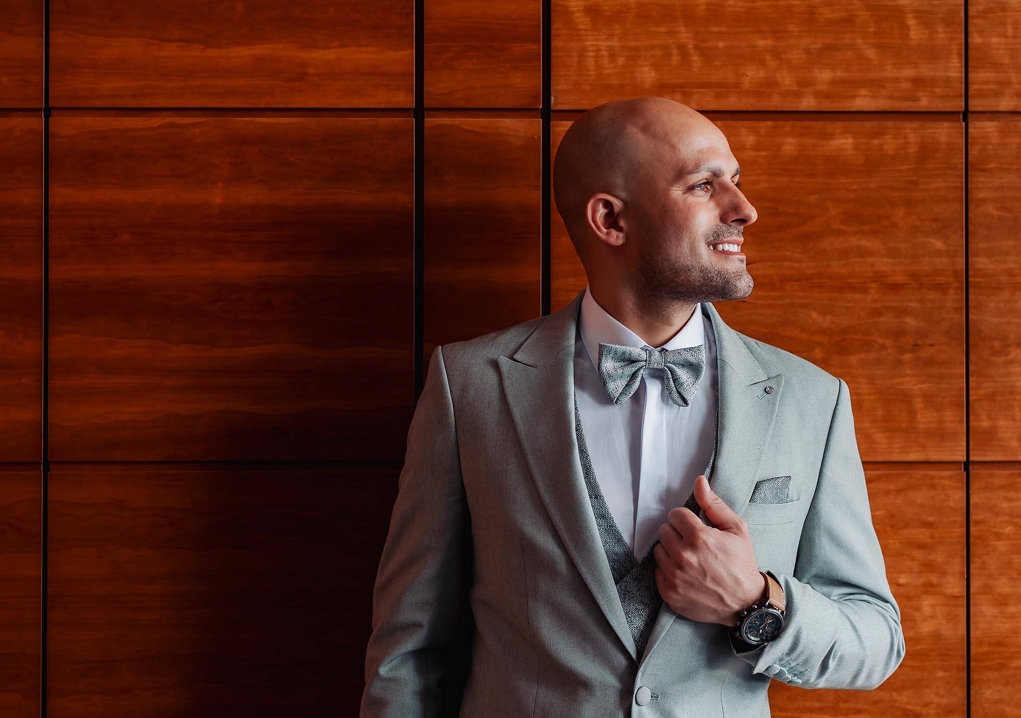 noivo a olhar para a luz